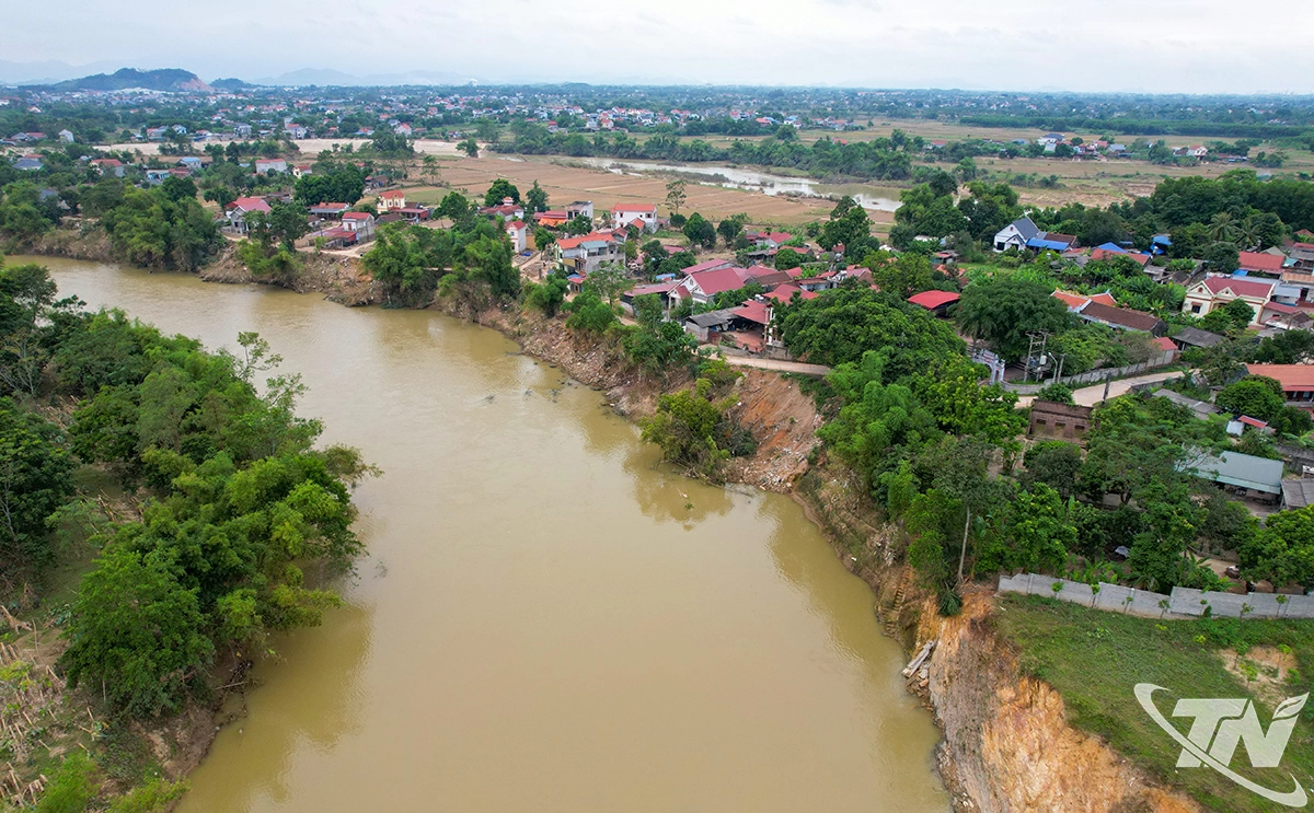 Đoạn bờ sông Cầu bị sạt lở nghiêm trọng thuộc xóm Đồng Áng, xã Phú Bình.