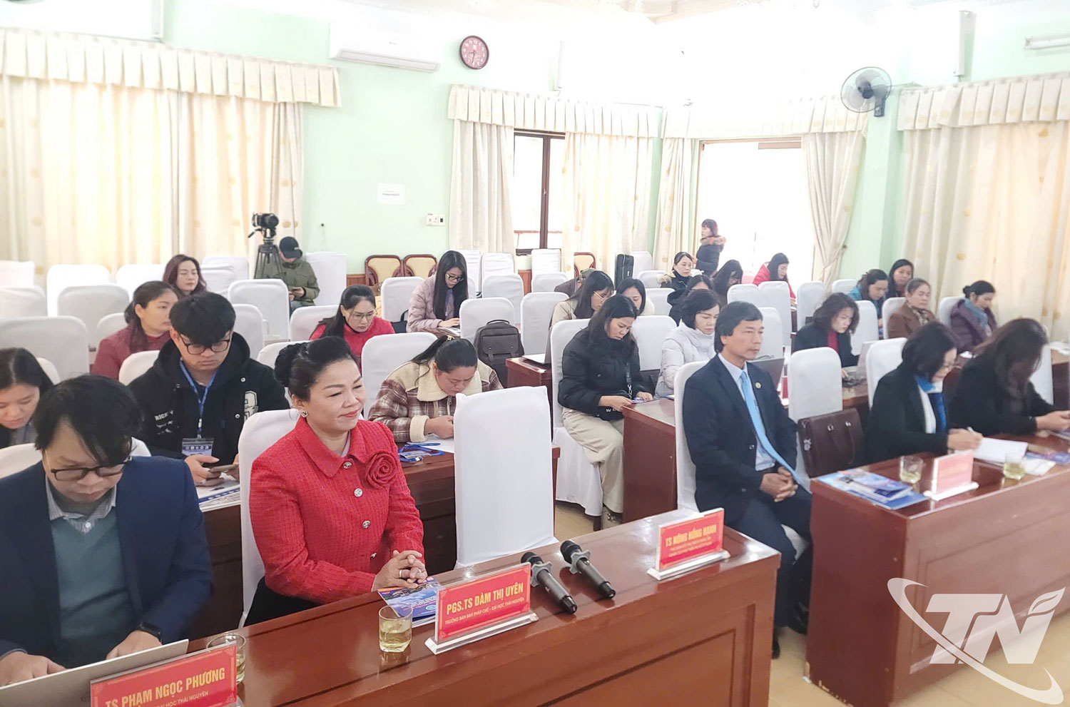 C&aacute;c học vi&ecirc;n dự tập huấn&nbsp;&ldquo;Ứng dụng tr&iacute; tuệ nh&acirc;n tạo (AI) trong sản xuất bền vững v&agrave; th&uacute;c đẩy thị trường cho c&aacute;c hợp t&aacute;c x&atilde;&rdquo;.