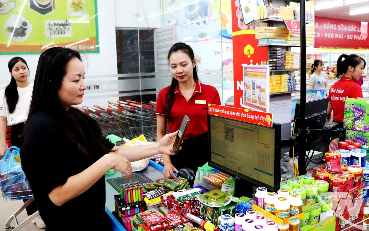 Nhờ đẩy mạnh chuyển đổi số, hệ sinh th&aacute;i ti&ecirc;u d&ugrave;ng v&agrave; thanh to&aacute;n số ng&agrave;y c&agrave;ng được ứng dụng rộng r&atilde;i tại c&aacute;c si&ecirc;u thị, cửa h&agrave;ng tiện &iacute;ch tr&ecirc;n địa b&agrave;n tỉnh. Ảnh: T.L