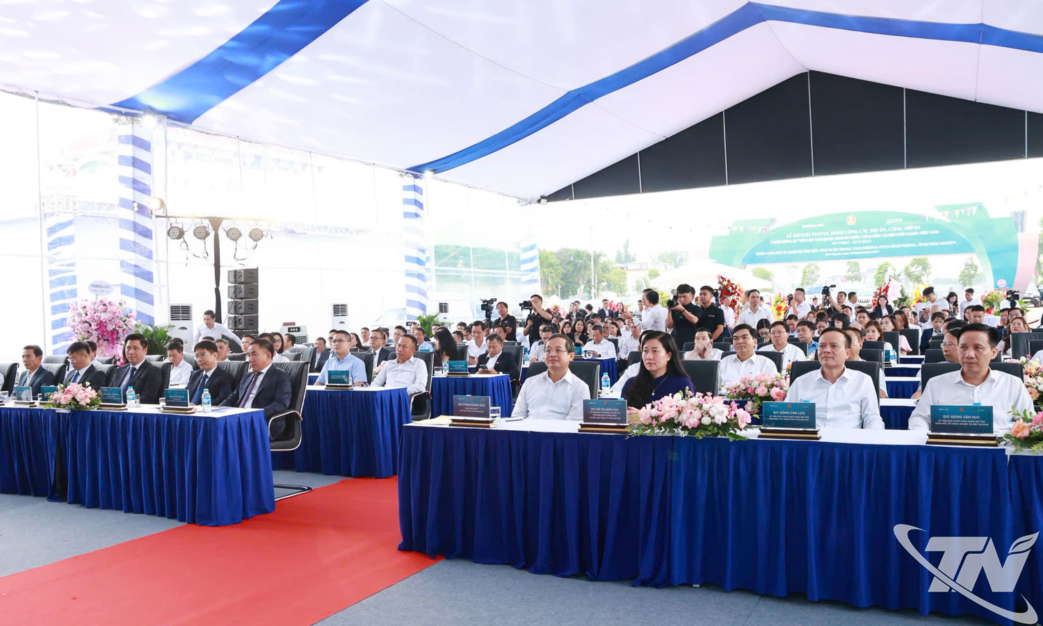 Đồng chí Chủ tịch UBND tỉnh Phạm Hoàng Sơn và các đại biểu dự Lễ khởi công Dự án Khu đô thị mới, phố đi bộ trung tâm Phường Phan Đình Phùng.