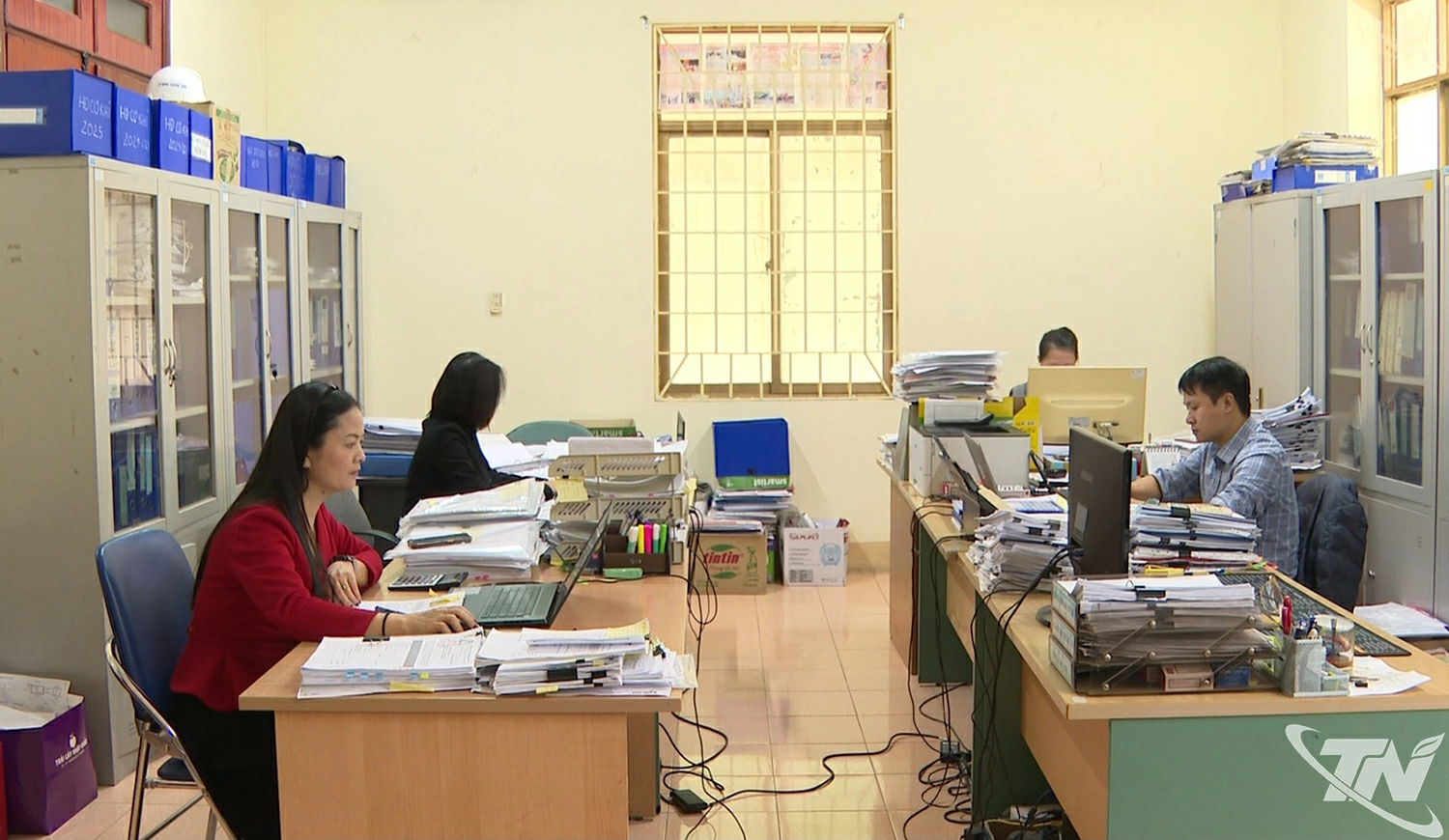 Nhiều lao động vẫn bám trụ, chờ ngày Nhà máy Xi măng Quang Sơn khôi phục sản xuất.