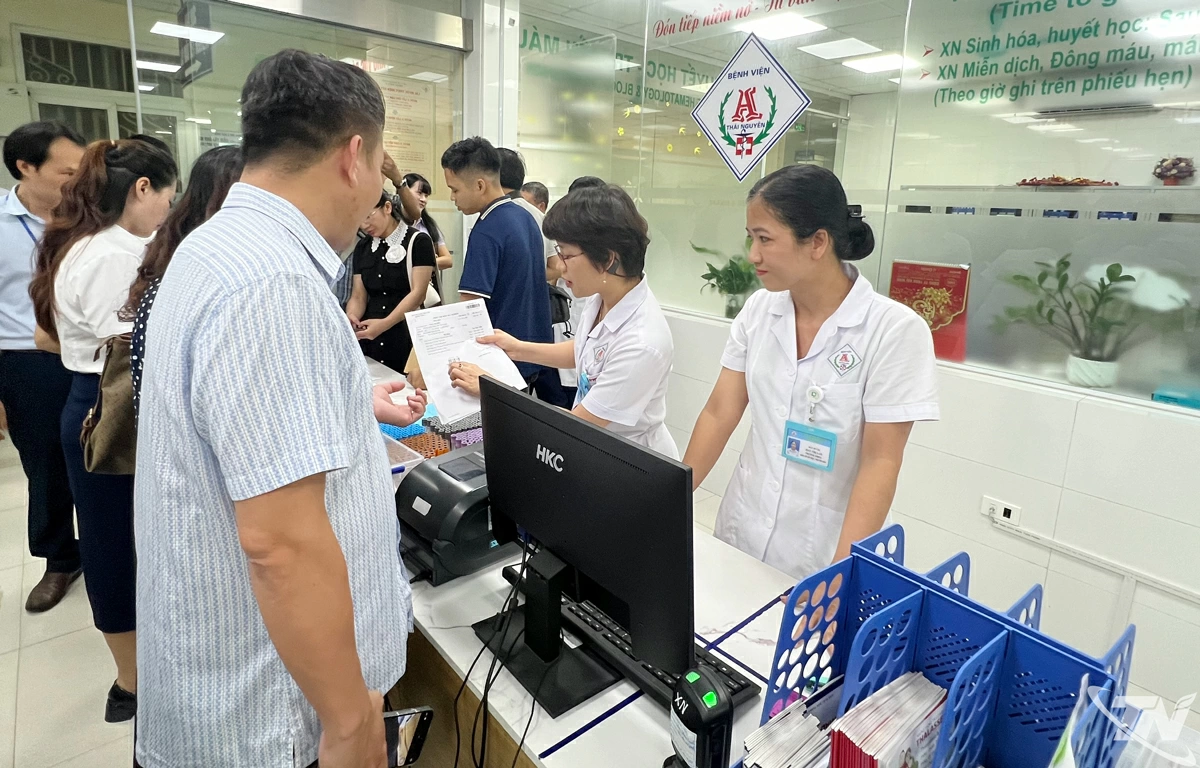 Đoàn cán bộ Sở Y tế Cao Bằng trao đổi kinh nghiệm về ứng dụng công nghệ thông tin trong tiếp nhận bệnh nhân và khám chữa bệnh tại Bệnh viện A Thái Nguyên.