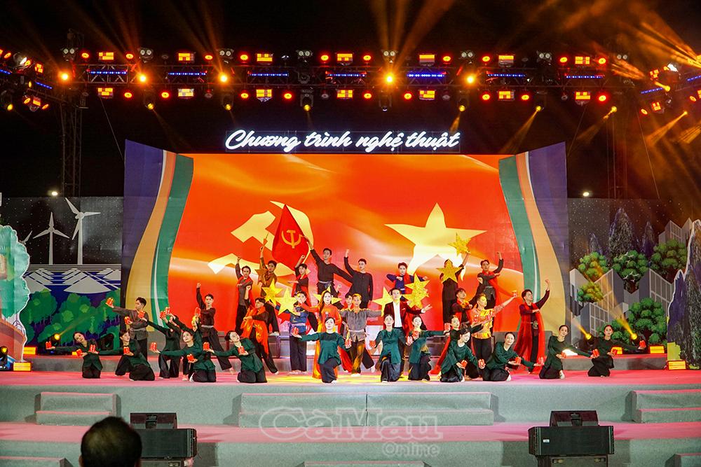 Hoạt cảnh &ldquo;Ngọn đ&egrave;n kh&ocirc;ng tắt&rdquo; trong chương tr&igrave;nh nghệ thuật t&aacute;i hiện lịch sử đấu tranh h&agrave;o h&ugrave;ng của Đảng bộ, qu&acirc;n v&agrave; d&acirc;n C&agrave; Mau, tinh thần bất diệt của cuộc Khởi nghĩa H&ograve;n Khoai năm 1940. 