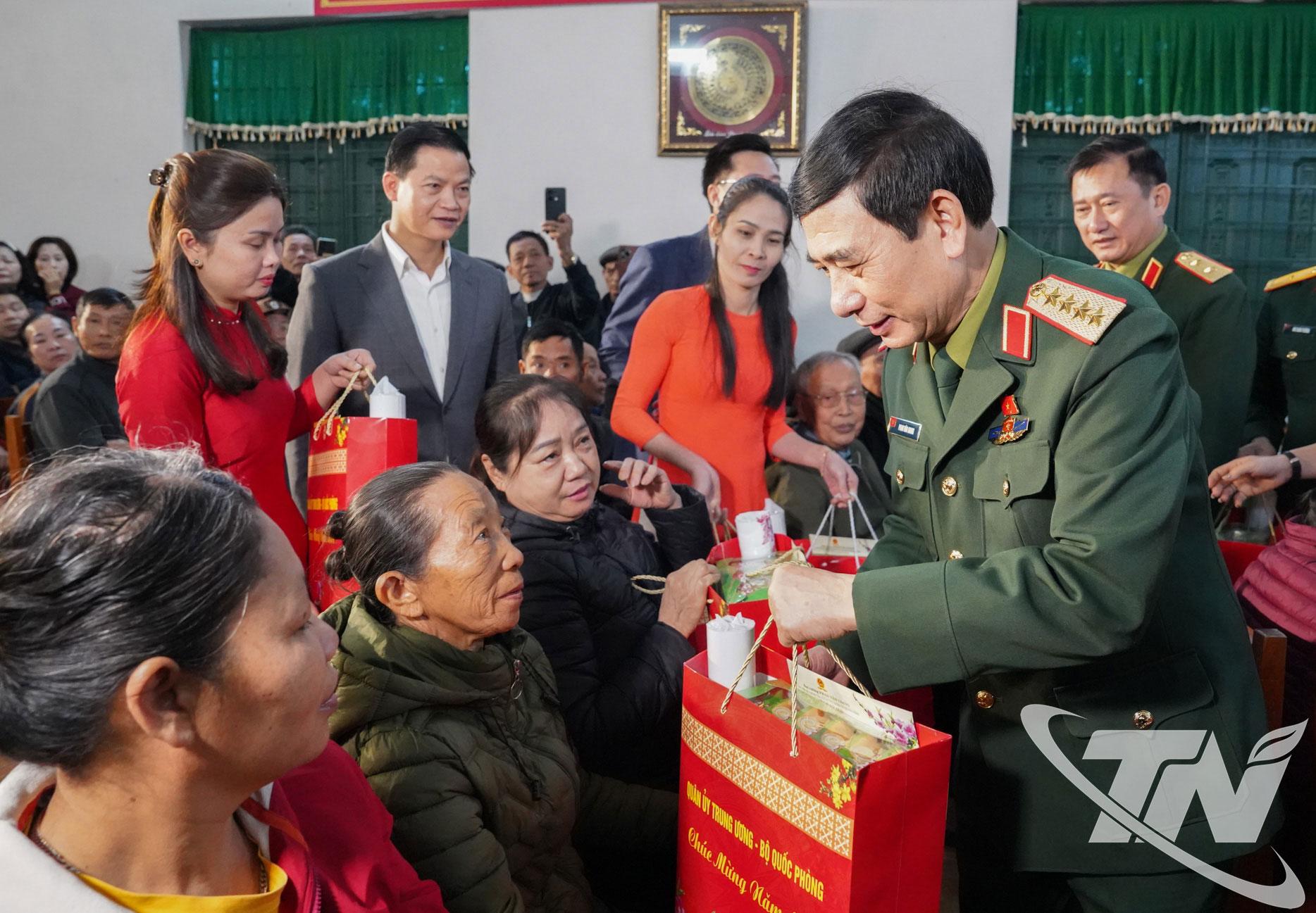 Đại tướng Phan Văn Giang tặng quà các hộ gia đình có hoàn cảnh khó khăn và trẻ em khuyết tật tại địa phương.