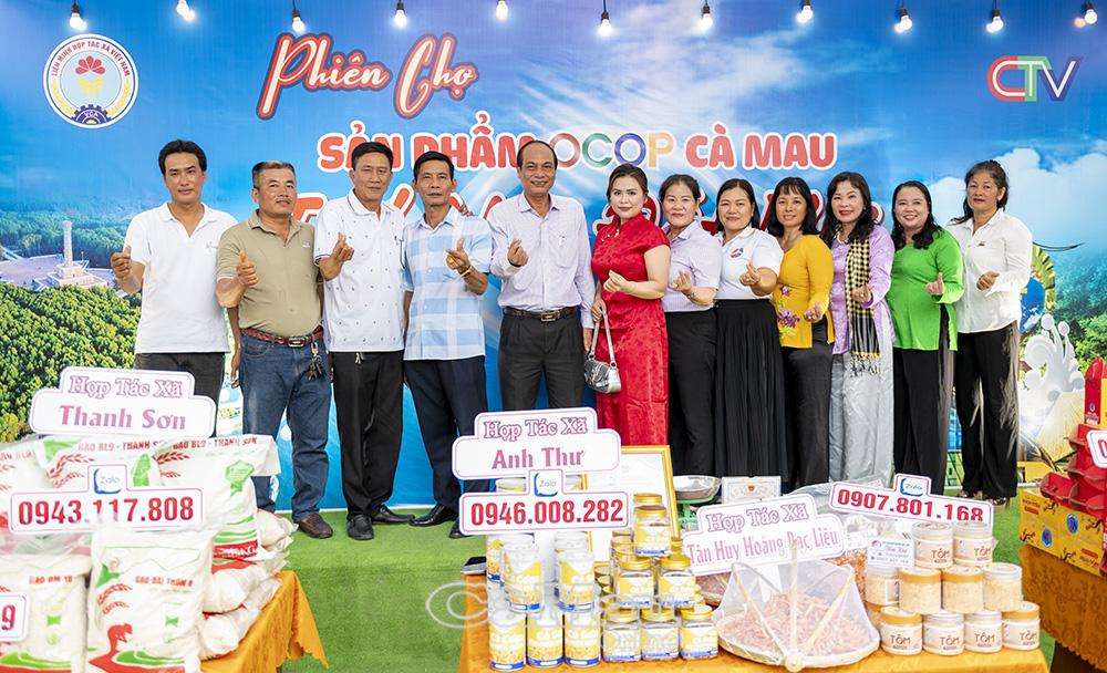 Ông Nguyễn Văn Vũ (thứ năm từ trái sang) cùng đại diện các hợp tác xã tham gia Phiên chợ sản phẩm OCOP Cà Mau lần thứ nhất, ngày 9-10/5/2026. Ảnh: Lê Tuấn