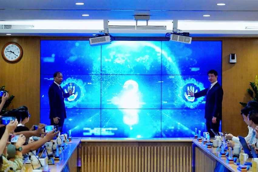 Thứ trưởng Khoa học và Công nghệ Bùi Hoàng Phương và Phó Chủ tịch Liên đoàn Thương mại và Công nghiệp Việt Nam Hoàng Quang Phòng, nhấn nút phát động Giải thưởng “Sản phẩm công nghệ số Make in Vietnam” năm 2025.