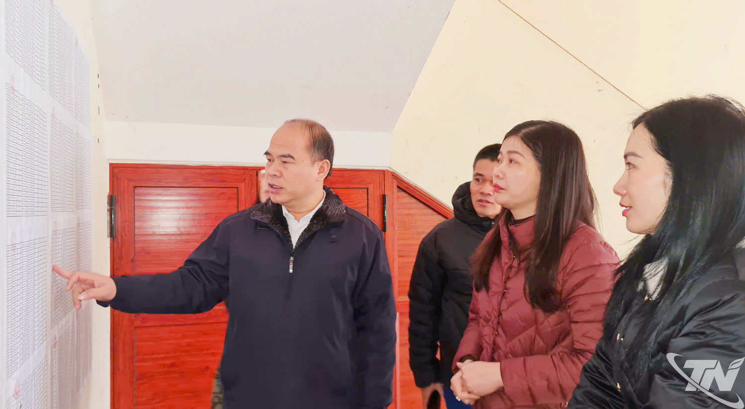 Đoàn công tác kiểm tra khu vực niêm yết danh sách cử tri tham gia bầu cử.