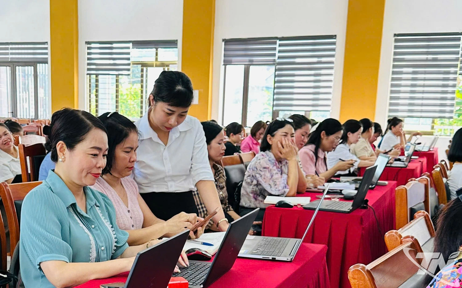 Cán bộ chuyên môn hỗ trợ người dân tiếp cận Dịch vụ công trực tuyến tại xã Phú Lương.