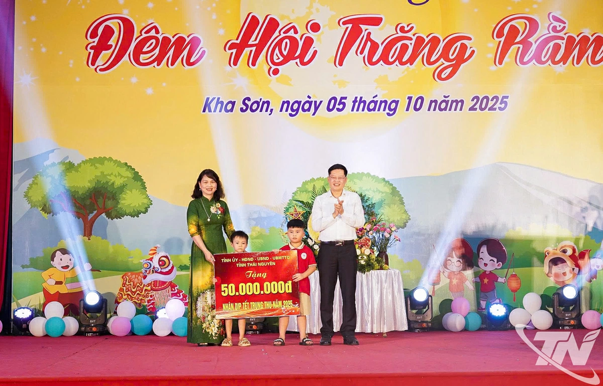 Đồng chí Đinh Quang Tuyên đã trao tặng 50 triệu đồng mua thiết bị học tập, vui chơi cho học sinh mầm non của xã.