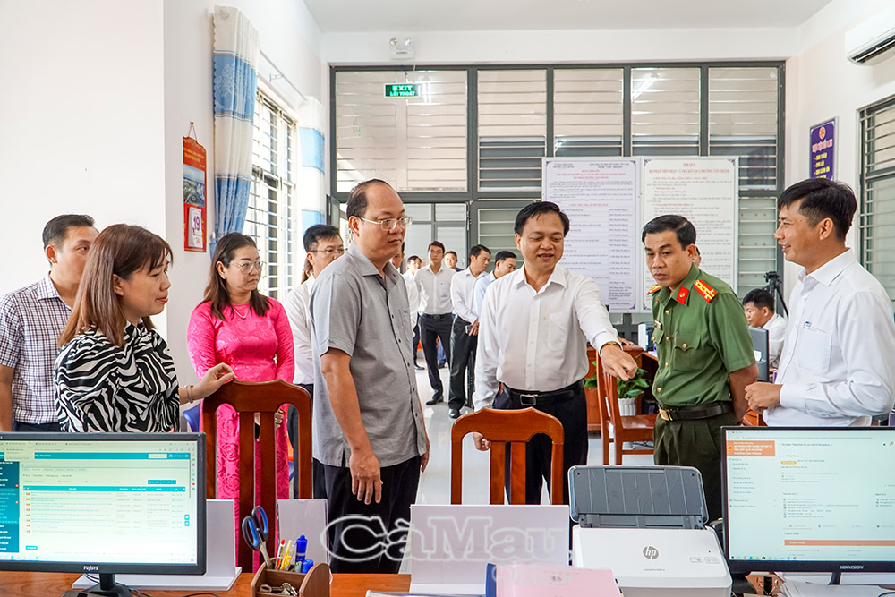 &ETH;ồng ch&iacute; Nguyễn Hồ Hải, B&iacute; thư Tỉnh uỷ C&agrave; Mau kiểm tra qu&aacute; tr&igrave;nh vận h&agrave;nh thử nghiệm bộ m&aacute;y ch&iacute;nh quyền mới tại phường T&acirc;n Th&agrave;nh. Ảnh chụp ng&agrave;y 1/7/2025. Ảnh: Hải Nguy&ecirc;n