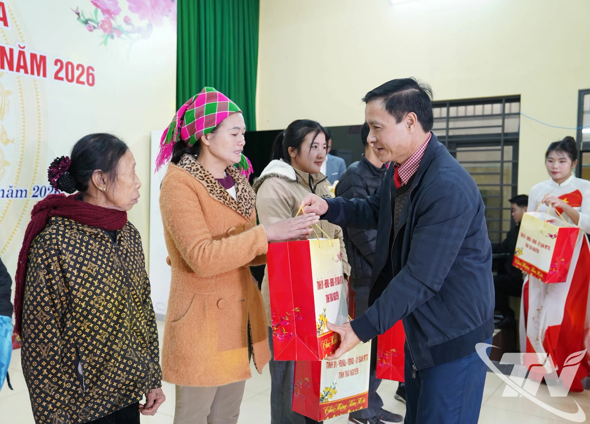 Đồng ch&iacute; Ph&oacute; Chủ tịch Thường trực Ủy ban MTTQ tỉnh Vũ Duy Ho&agrave;ng trao qu&agrave; cho c&aacute;c hộ ngh&egrave;o tại x&atilde; Văn Lăng.