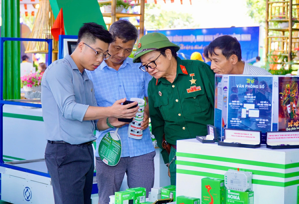 Gian hàng triển lãm sản phẩm nhà thông minh Hunonic thu hút đông đảo khách tham quan