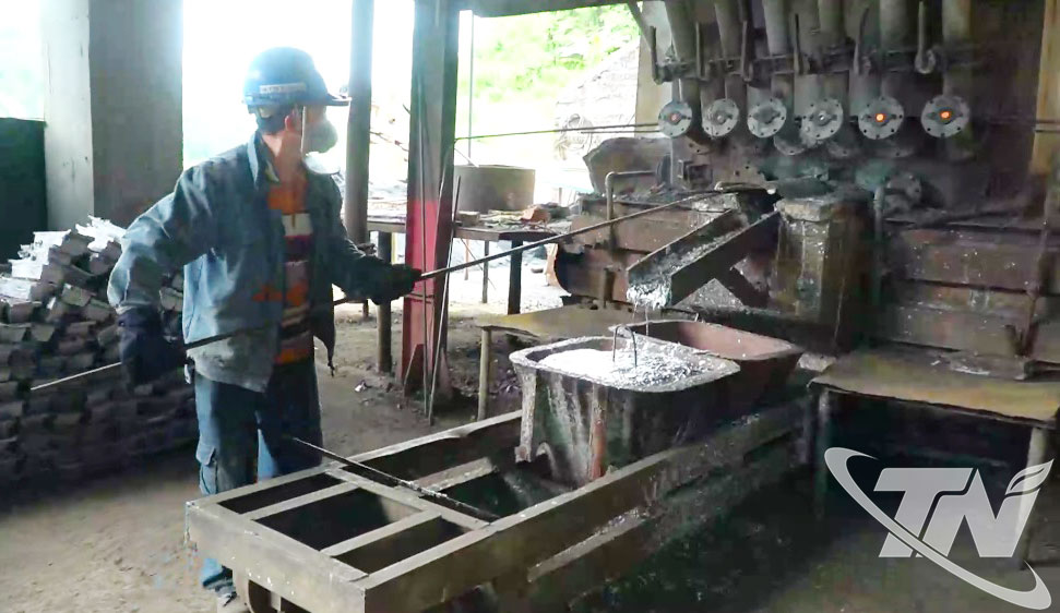 Anh Tô Thế Lực, công nhân Công ty TNHH Hoàng Nam, luôn sử dụng đầy đủ vật tư bảo hộ trong quá trình sản xuất.