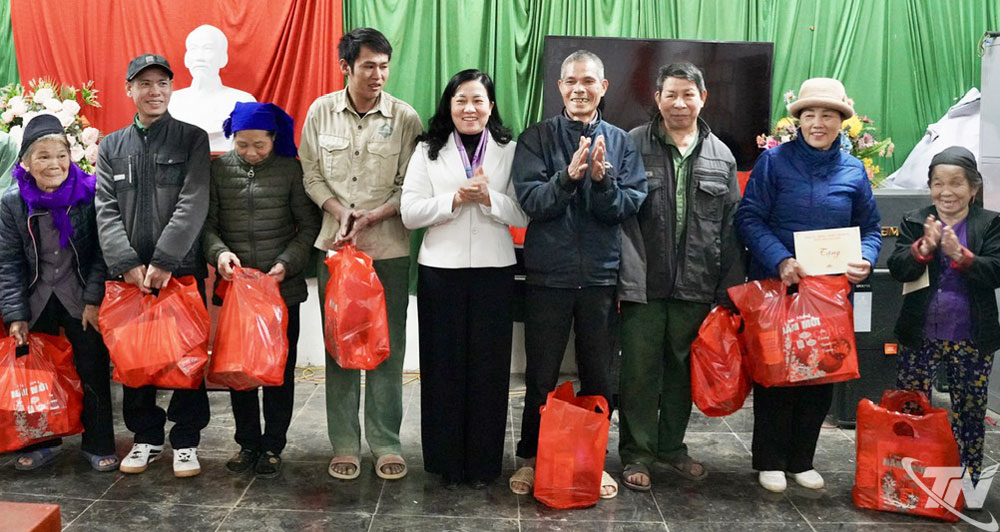 Đồng chí Đỗ Thị Minh Hoa trao quà cho các hộ gia đình.