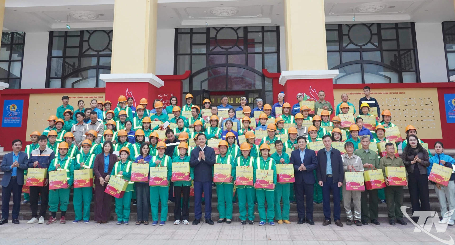 Đồng ch&iacute; Chủ tịch UBND tỉnh Vương Quốc Tuấn tặng qu&agrave; c&ocirc;ng nh&acirc;n C&ocirc;ng ty CP M&ocirc;i trường v&agrave; C&ocirc;ng tr&igrave;nh đ&ocirc; thị Th&aacute;i Nguy&ecirc;n.