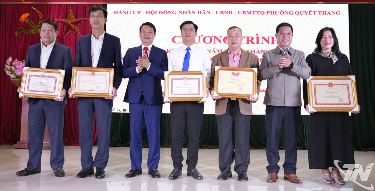 Đồng chí Phạm Việt Dũng, Bí thư Đảng ủy phường Quyết Thắng, trao bằng khen của Bộ Nông nghiệp và Môi trường, Trung ương MTTQ Việt Nam, bằng khen của Tỉnh ủy, UBND tỉnh Thái Nguyên cho các tập thể, cá nhân có thành tích xuất sắc trong phong trào thi đua yêu nước năm 2025.