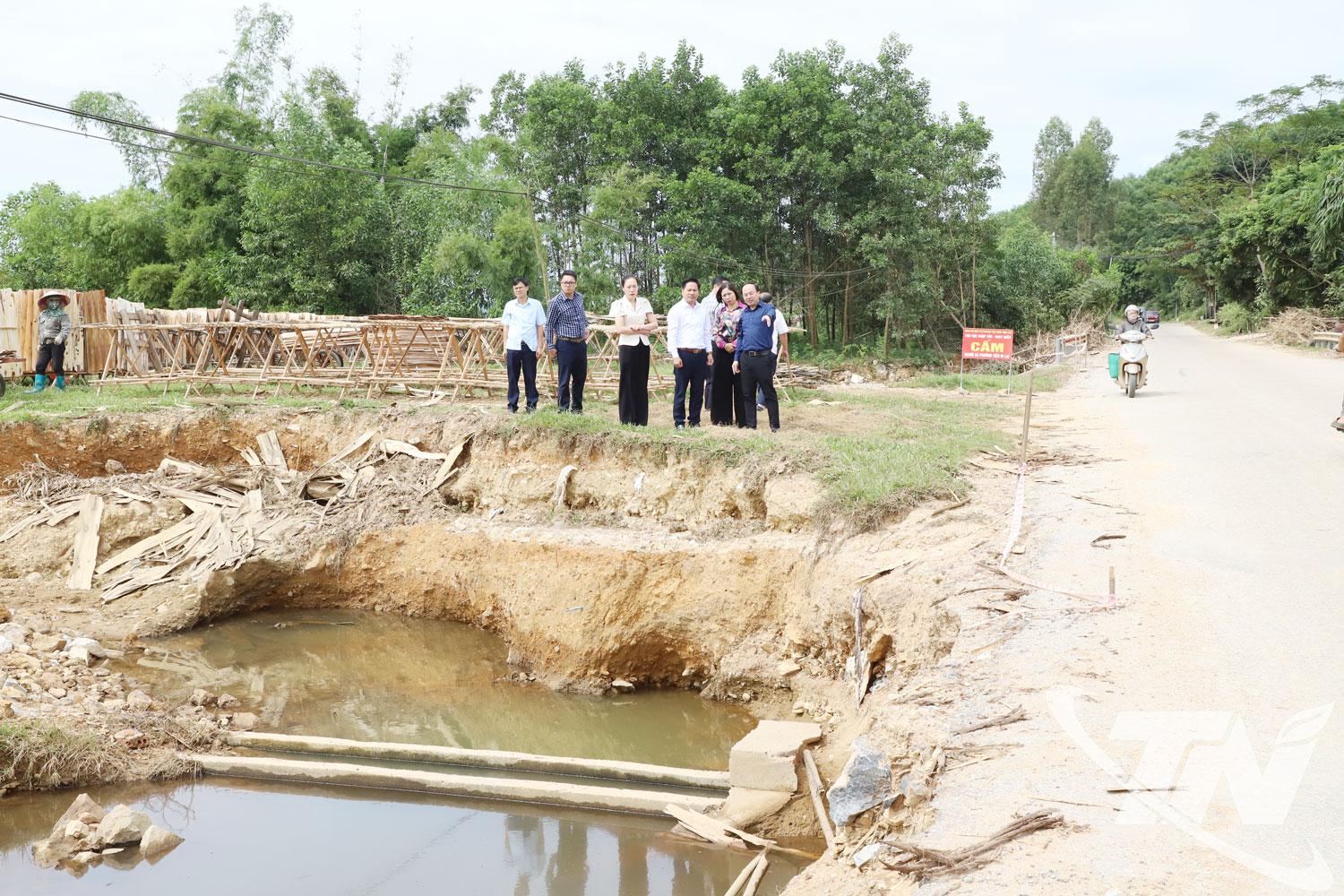 Khảo sát điểm sạt lở tại quốc lộ 17 trên địa bàn xã Trại Cau.
