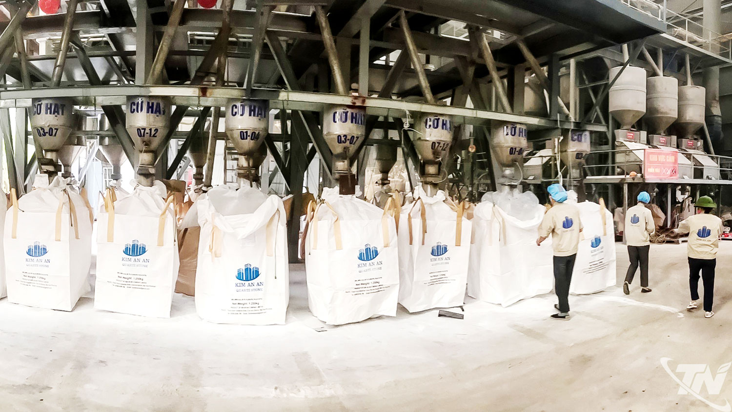Dây chuyền sản xuất bột đá thạch anh tự nhiên tại Công ty TNHH Kim An An (Khu công nghiệp Thanh Bình). Ảnh: T.L
