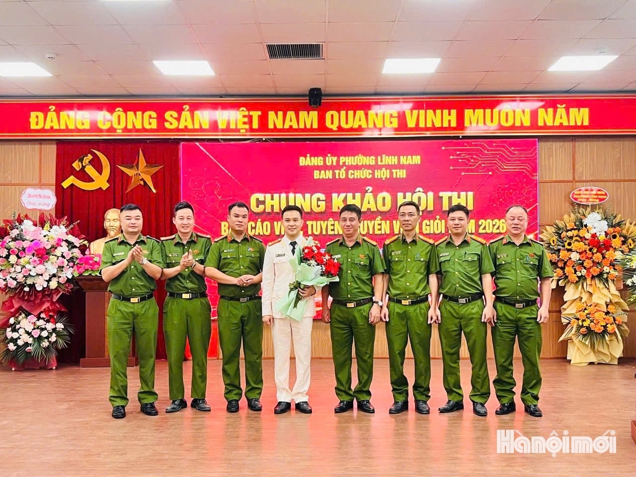 Các đồng chí Công an phường Lĩnh Nam chia sẻ niềm vui cùng đồng đội. Ảnh: PV