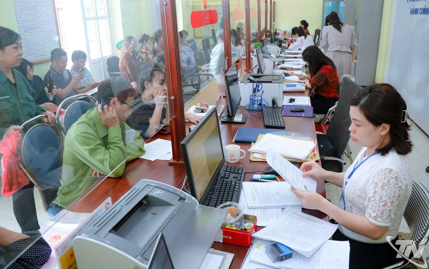 Cán bộ Trung tâm Phục vụ hành chính công phường Gia Sàng giải quyết thủ tục hành chính cho người dân.