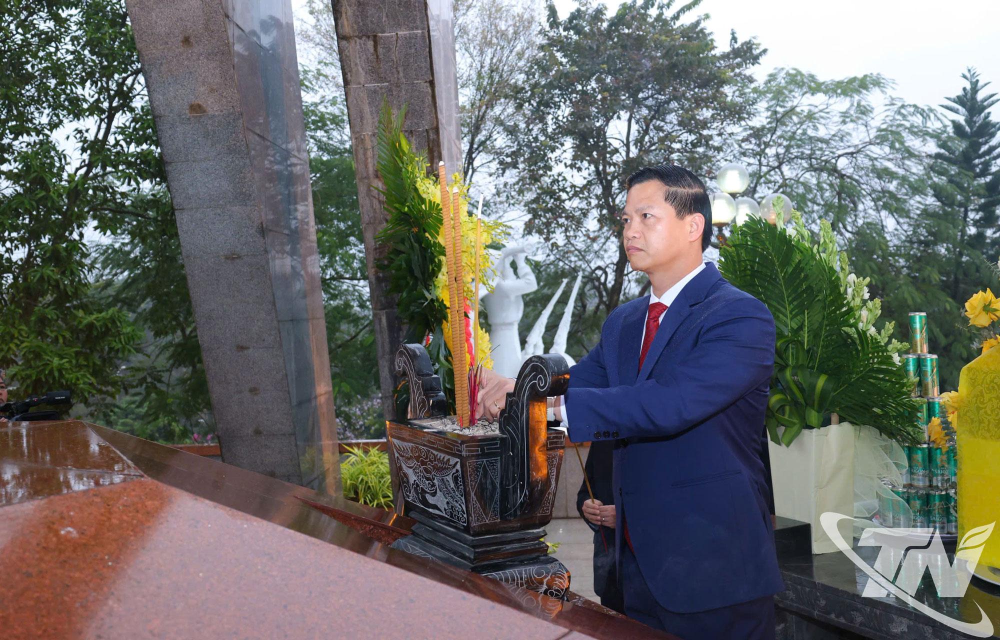 Đồng chí Chủ tịch UBND tỉnh Vương Quốc Tuấn dâng hương tưởng niệm các Anh hùng liệt sĩ.