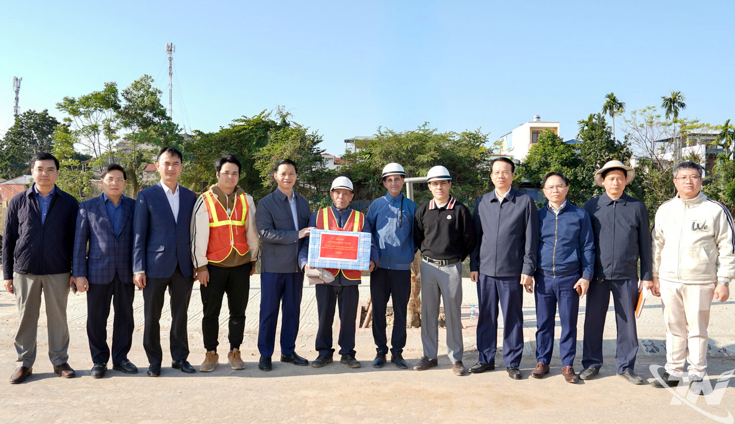 Đồng ch&iacute; Chủ tịch UBND tỉnh Vương Quốc Tuấn tặng qu&agrave; động vi&ecirc;n đơn vị thi c&ocirc;ng.