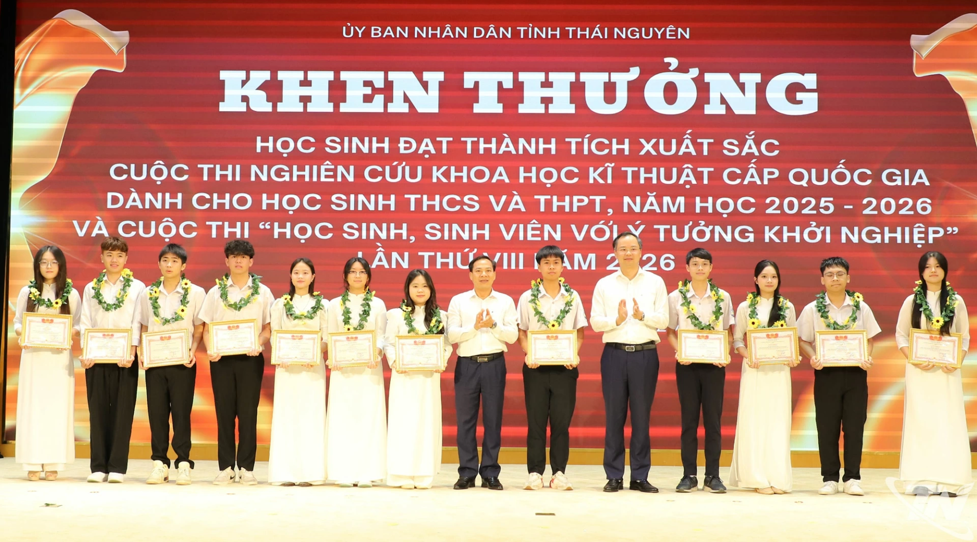Lãnh đạo Sở Giáo dục và Đào tạo trao khen thưởng cho các học sinh có thành tích xuất sắc tại Cuộc thi nghiên cứu khoa học kỹ thuật cấp quốc gia và Cuộc thi học sinh, sinh viên với ý tưởng khởi nghiệp.