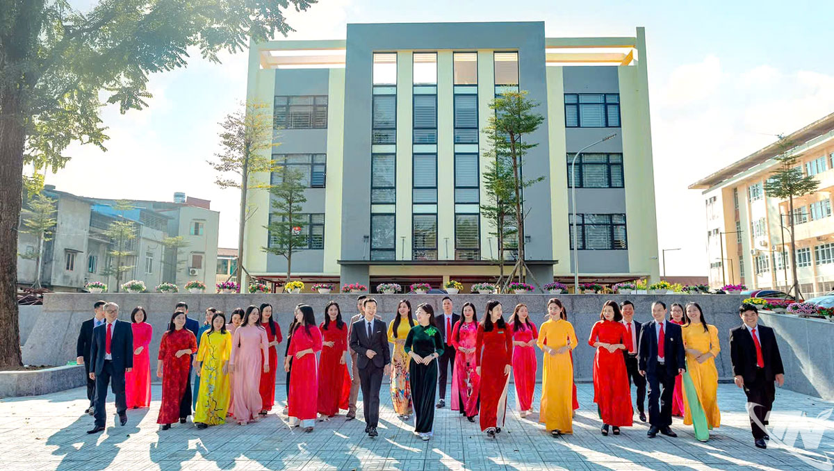 Các thế hệ thầy, trò Trường THPT Lương Ngọc Quyến không ngừng nỗ lực rèn đức, luyện tài, đóng góp trí tuệ cho sự nghiệp xây dựng và bảo vệ đất nước.