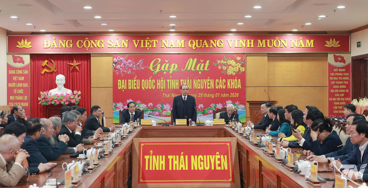 Nguyên Tổng Bí thư Nông Đức Mạnh phát biểu tại buổi gặp mặt.