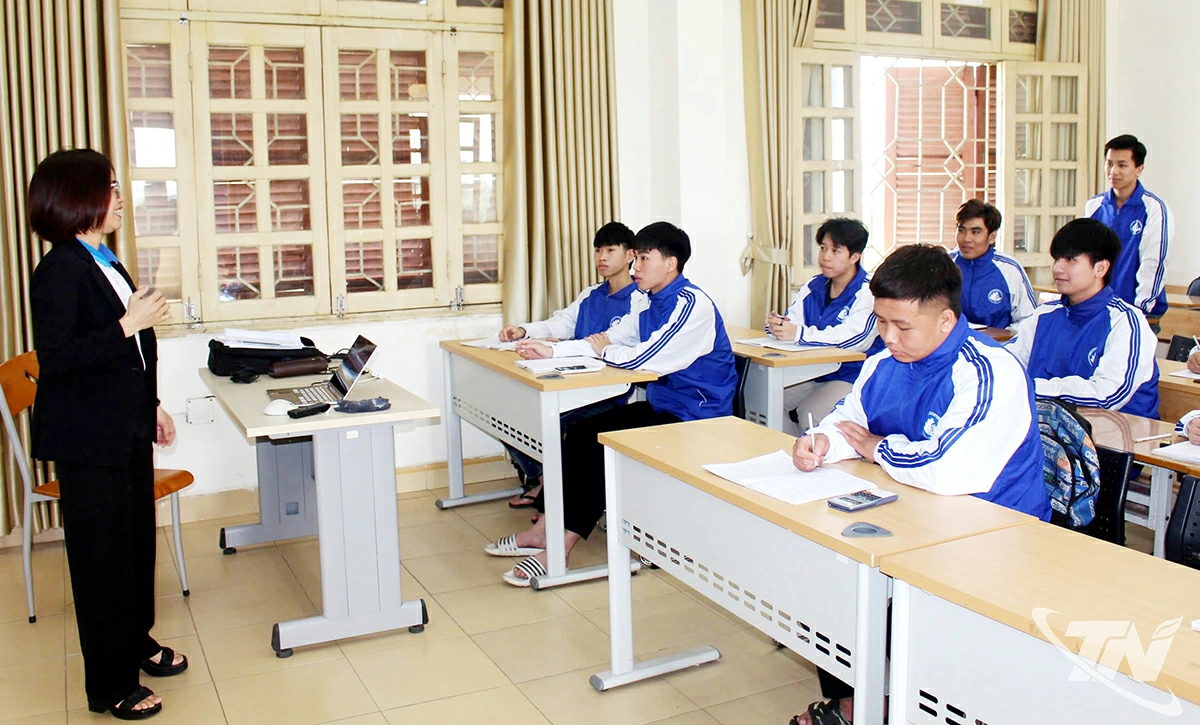 Sinh viên lớp bán dẫn Trường Đại học Khoa học (Đại học Thái Nguyên) trong giờ học. Ảnh: T.L