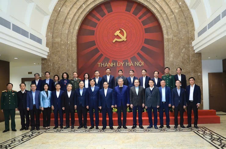 Tổng Bí thư Tô Lâm và các đồng chí lãnh đạo Đảng, Nhà nước chụp ảnh lưu niệm với lãnh đạo thành phố Hà Nội tại buổi làm việc ngày 10/1