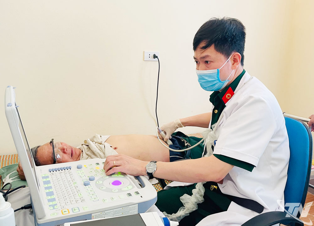 Các y, bác sĩ quân y khám bệnh cho các thương bệnh binh, người có công