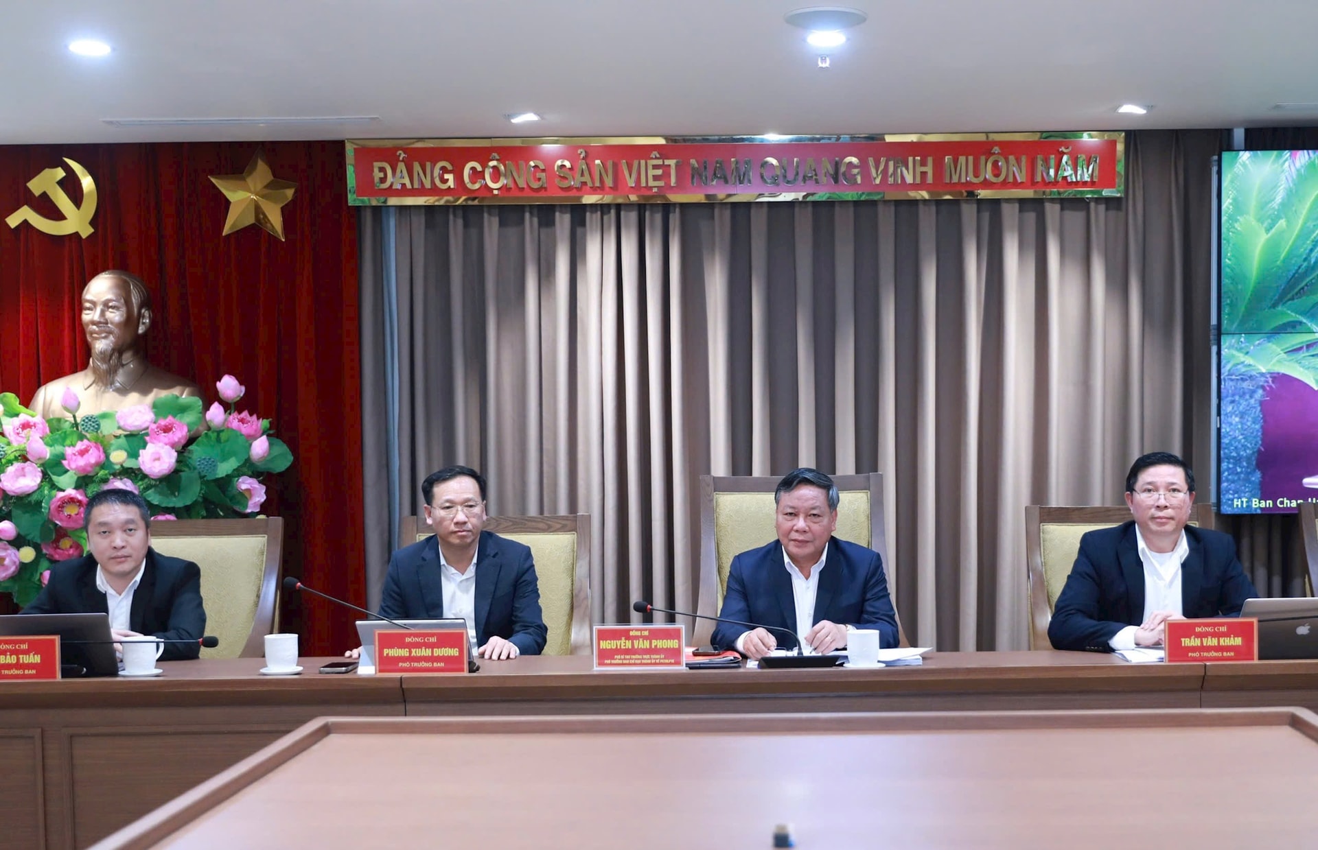 Phó Bí thư Thường trực Thành ủy Nguyễn Văn Phong chủ trì hội nghị tại điểm cầu Thành ủy Hà Nội. Ảnh: Viết Thành