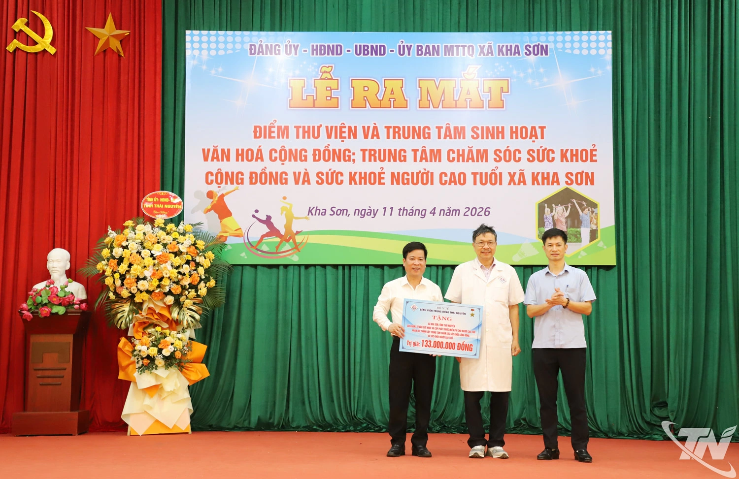 Tiếp nhận gói khám bệnh và cấp thuốc miễn phí của Bệnh viện Trung ương Thái Nguyên và Công ty CP Dược và Thiết bị y tế Hà Tuyên trao tặng.