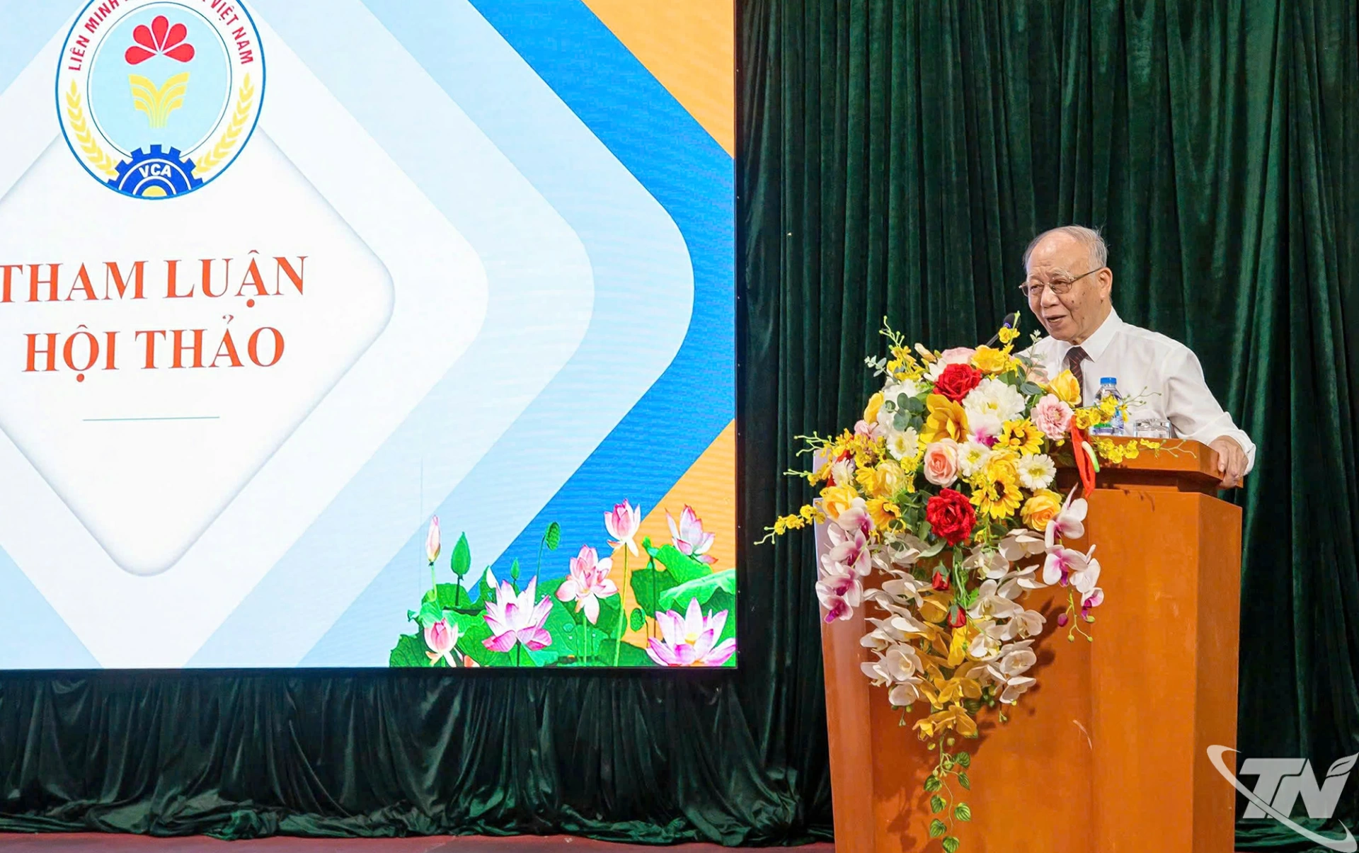 Giáo sư Hoàng Chí Bảo tham luận tại Hội thảo.