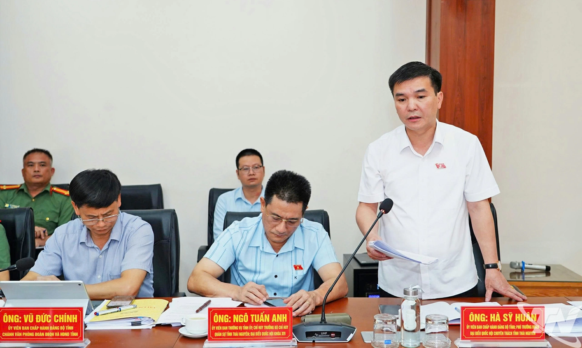 Thành viên Đoàn khảo sát nêu ý kiến tại buổi làm việc.