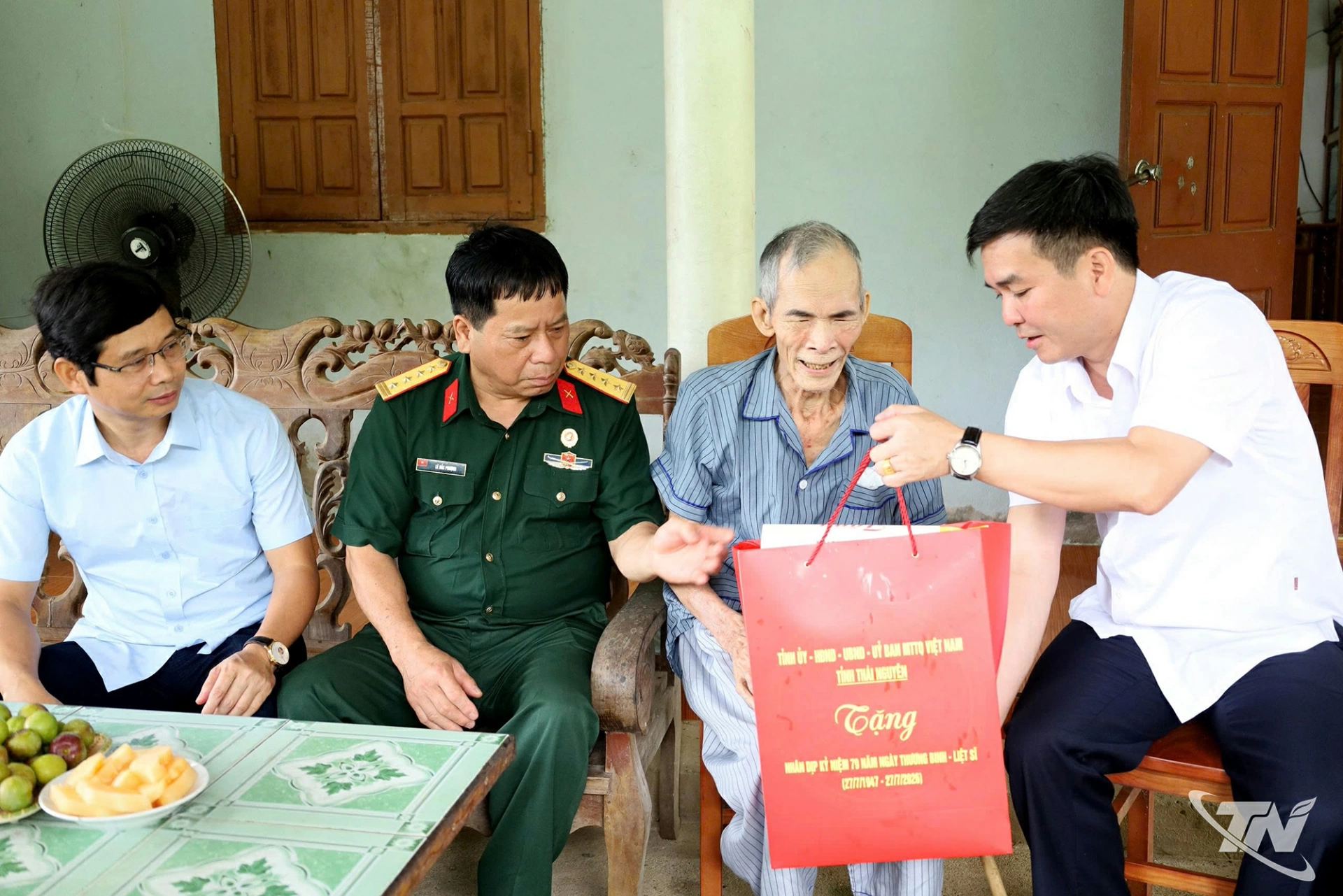 Đoàn công tác tặng quà ông Hoàng Văn Quế, người hoạt động kháng chiến bị nhiễm chất độc hóa học ở xã Hiệp Lực. Ảnh T.L  