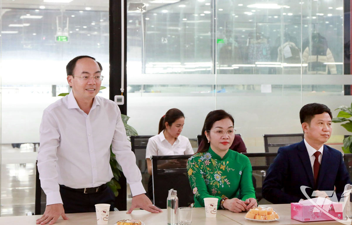 Đồng chí Nguyễn Đăng Bình phát biểu tại buổi làm việc với lãnh đạo Nhà máy may TNG Đồng Hỷ