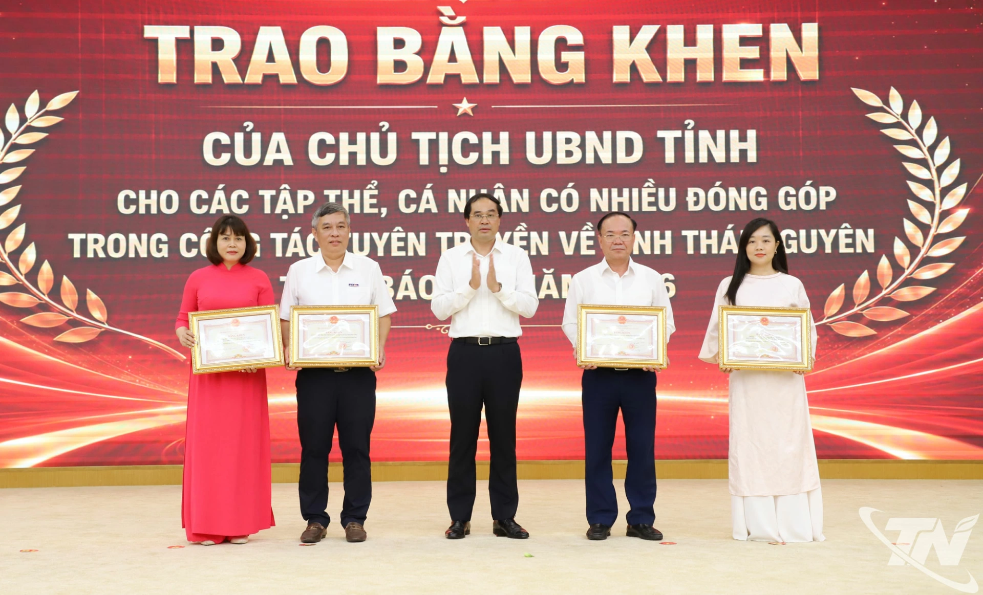 Đồng chí Bí thư Tỉnh ủy Trịnh Xuân Trường trao Bằng khen của Chủ tịch UBND tỉnh cho các tập thể có nhiều đóng góp trong công tác tuyên truyền về tỉnh Thái Nguyên trên báo chí năm 2026.