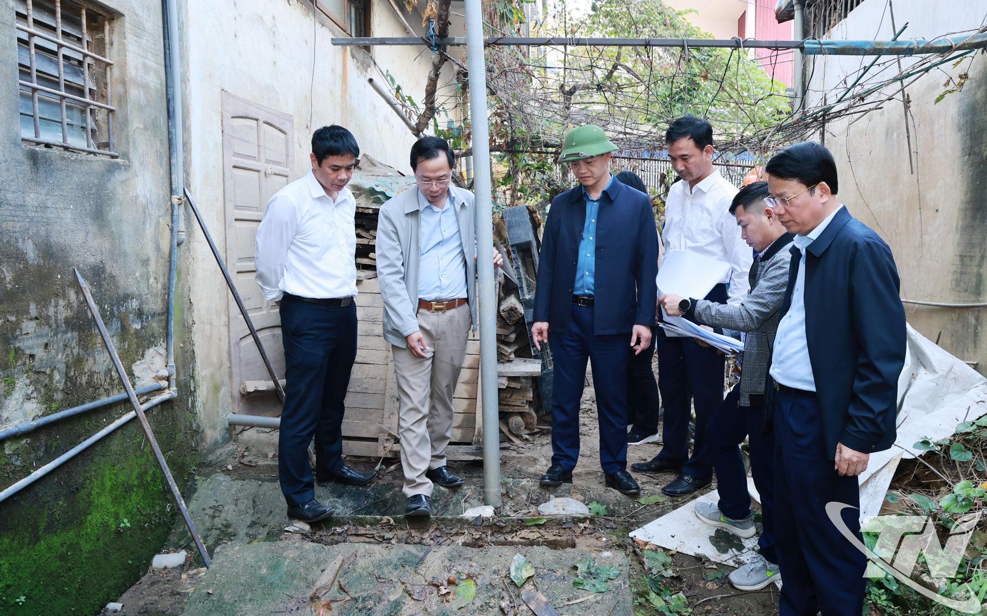 Đồng chí Chủ tịch UBND tỉnh yêu cầu phường Phan Đình Phùng khẩn trương tuyên truyền, vận động người dân, xử lý dứt điểm các trường hợp lấn chiếm, giải tỏa hành lang phục vụ thi công trước ngày 20-12.
