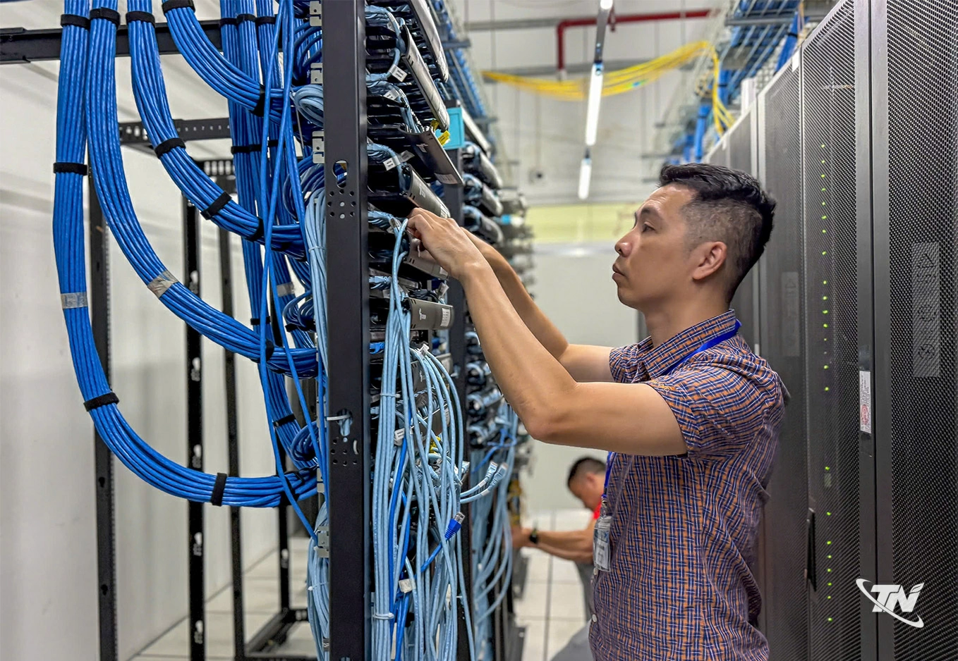 Cán bộ Trung tâm Công nghệ thông tin và Truyền thông (Sở Khoa học - Công nghệ) kiểm tra hệ thống thiết bị và đường truyền, bảo đảm hạ tầng dữ liệu vận hành ổn định, thông suốt và an toàn.