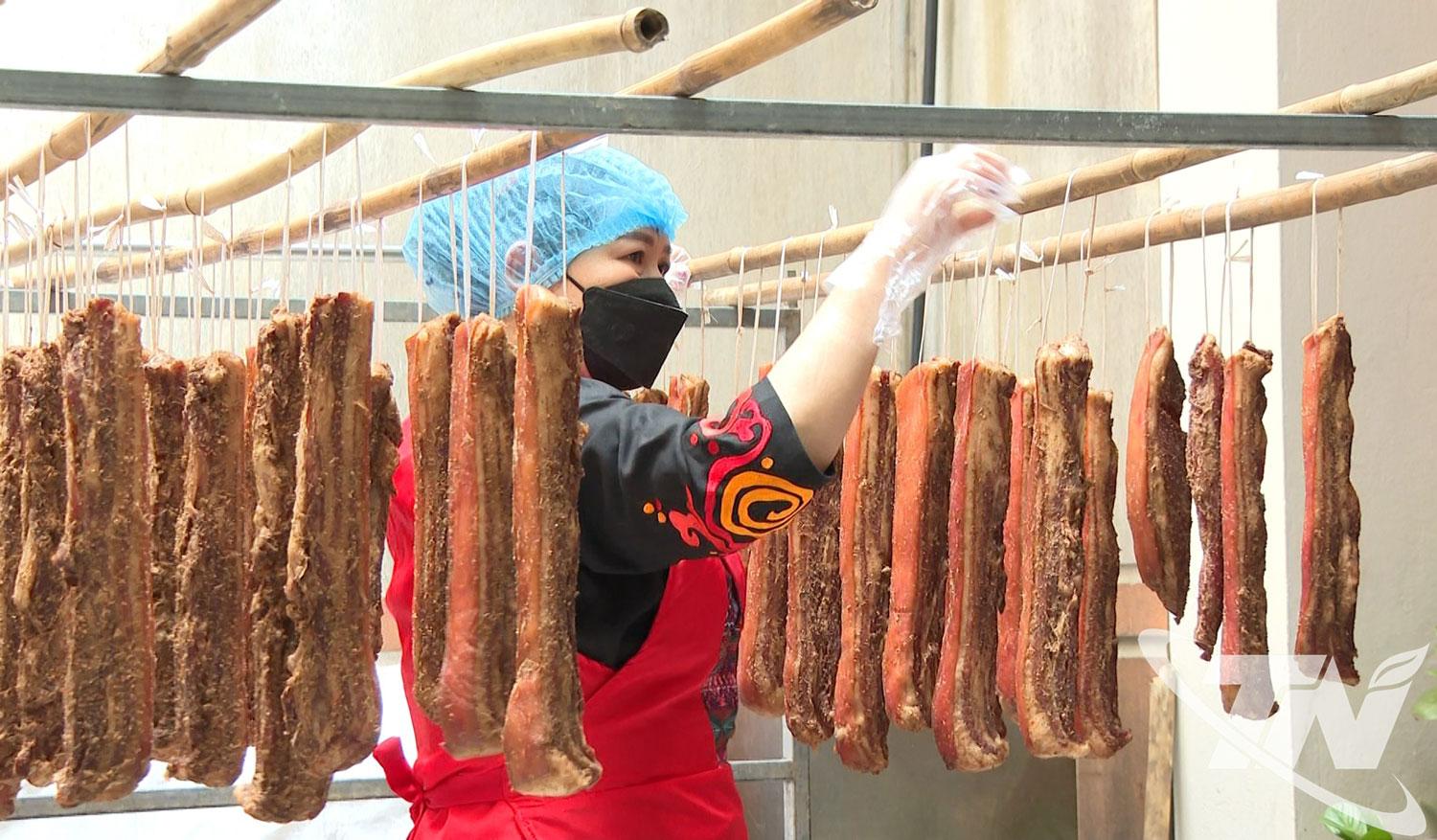 Thịt lợn ta treo gác bếp truyền thống của cơ sở sản xuất hàng nông sản Bắc Kạn sẵn sàng phục vụ nhu cầu thị trường dịp Tết.