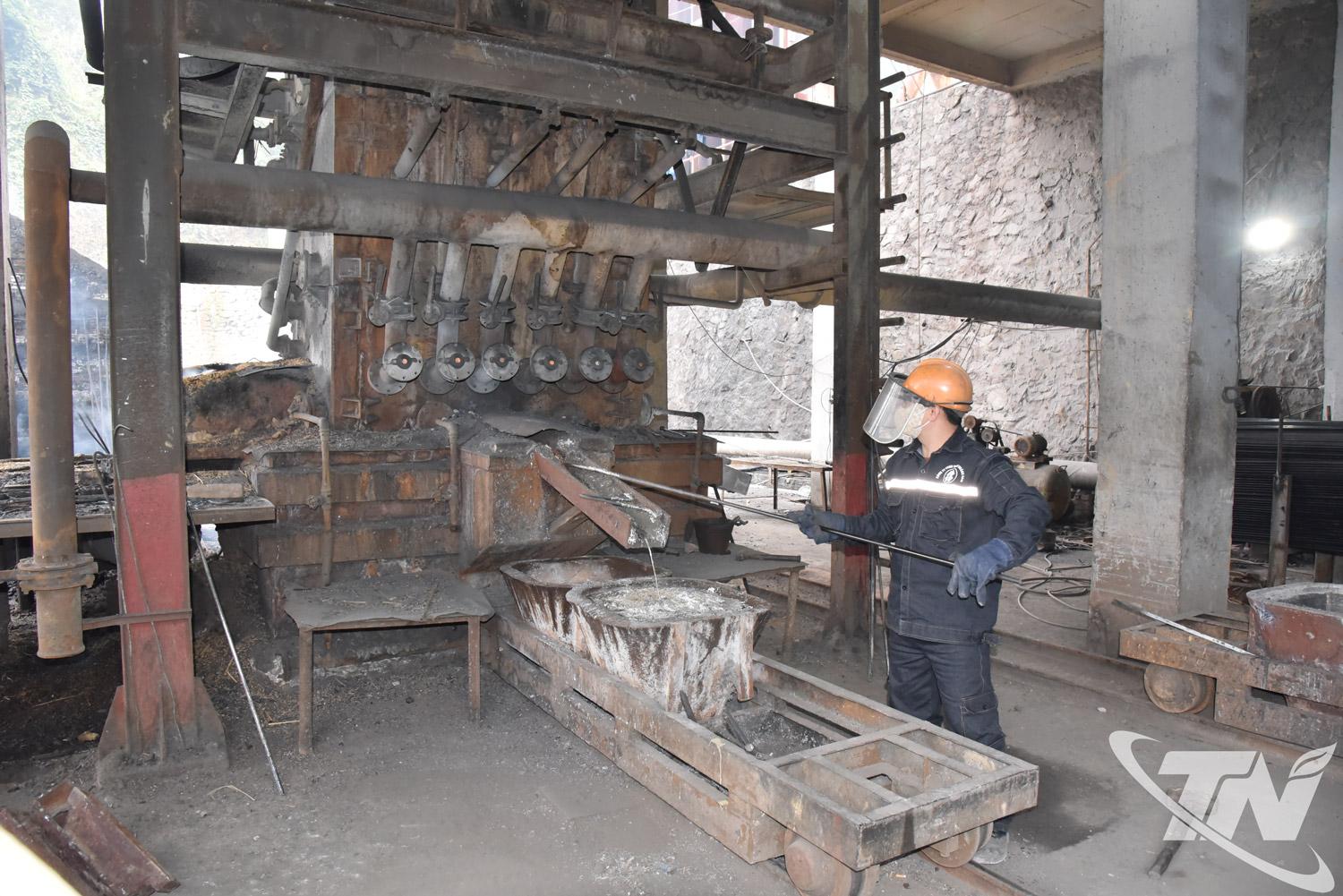 Hoạt động chế biến chì, kẽm tại Công ty TNHH & TM Hoàng Nam (xã Chợ Đồn).