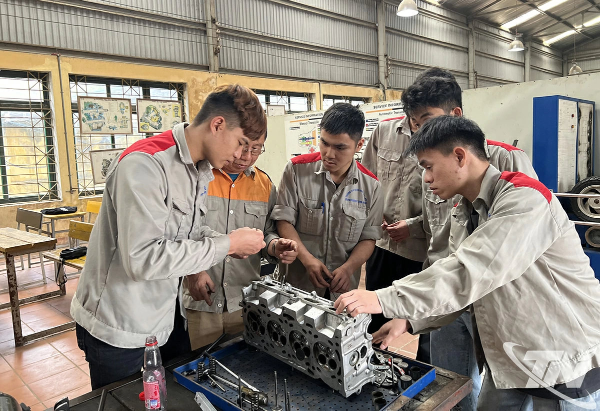 C&aacute;c hội vi&ecirc;n Li&ecirc;n hiệp c&aacute;c Hội Khoa học v&agrave; Kỹ thuật tỉnh Th&aacute;i Nguy&ecirc;n lu&ocirc;n t&iacute;ch cực    ứng dụng khoa học - c&ocirc;ng nghệ trong c&ocirc;ng t&aacute;c đ&agrave;o tạo, hướng dẫn thực h&agrave;nh cho sinh vi&ecirc;n.