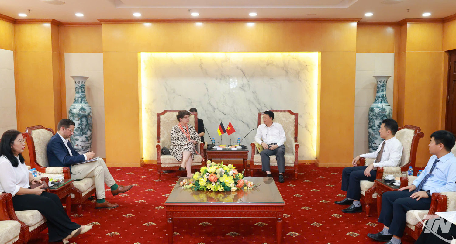 Bà Helga Barth, Đại sứ đặc mệnh toàn quyền Cộng hòa Liên bang Đức tại Việt Nam đến chào xã giao lãnh đạo UBND tỉnh Thái Nguyên.