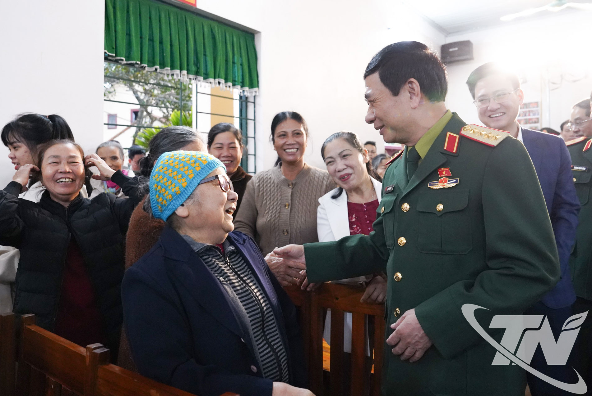 Đại tướng Phan Văn Giang với Nhân dân tổ dân phố Mỏ Đá, phường Linh Sơn.