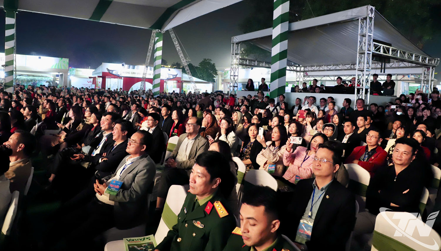 Đ&ocirc;ng đảo nh&acirc;n d&acirc;n v&agrave; du kh&aacute;ch tới dự Lễ khai mạc.