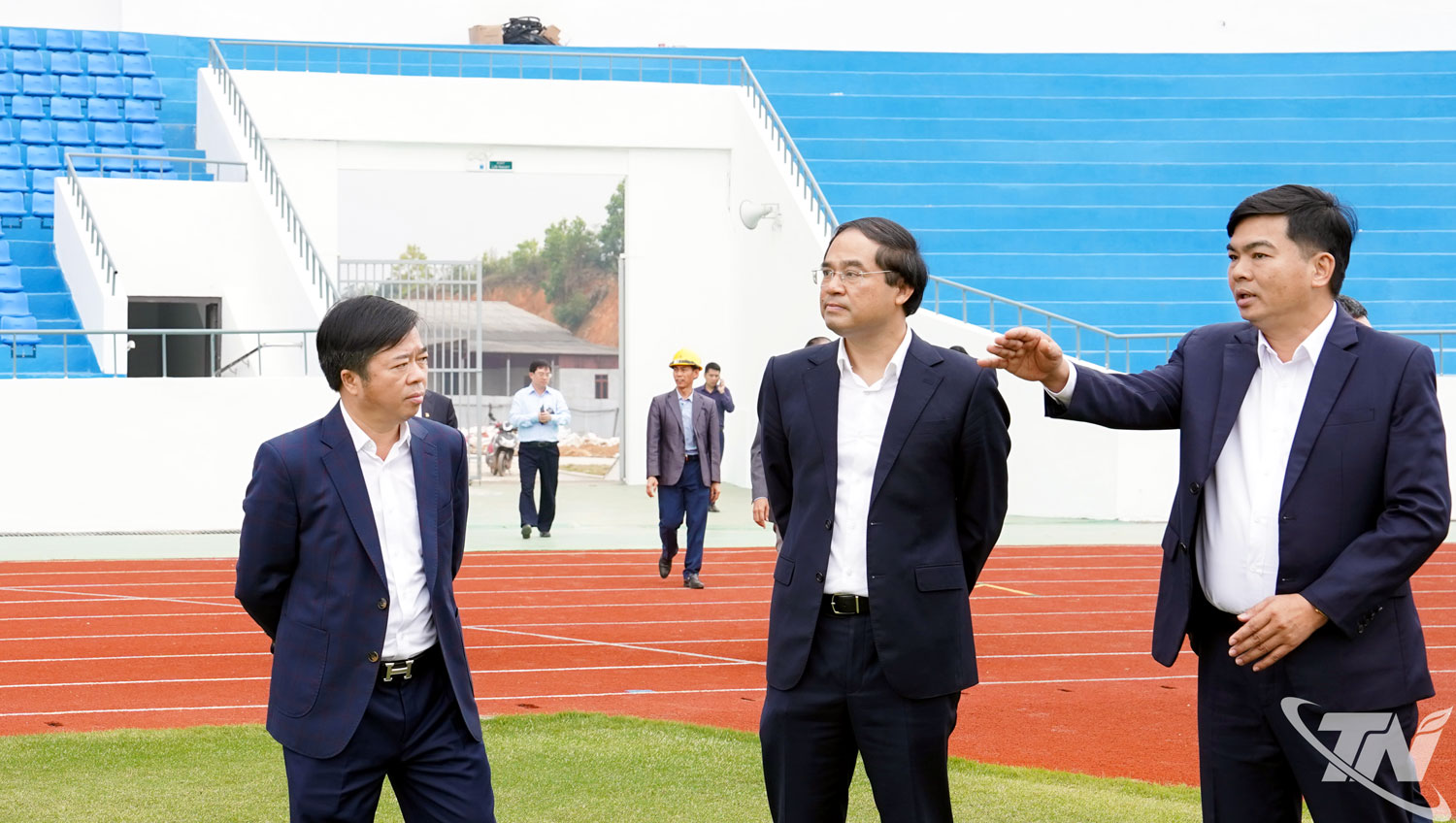 Lãnh đạo Ban Quản lý Dự án dân dụng và công nghiệp tỉnh báo cáo tiến độ thi công những hạng mục hoàn thiện cuối cùng của Dự án Sân vận động tỉnh.