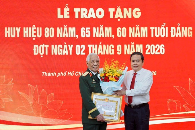 Chủ tịch Quốc hội Trần Thanh Mẫn trao Huy hiệu 80 năm tuổi Đảng đến Trung tướng Nguyễn Văn Thái. Ảnh: HOÀNG HÙNG