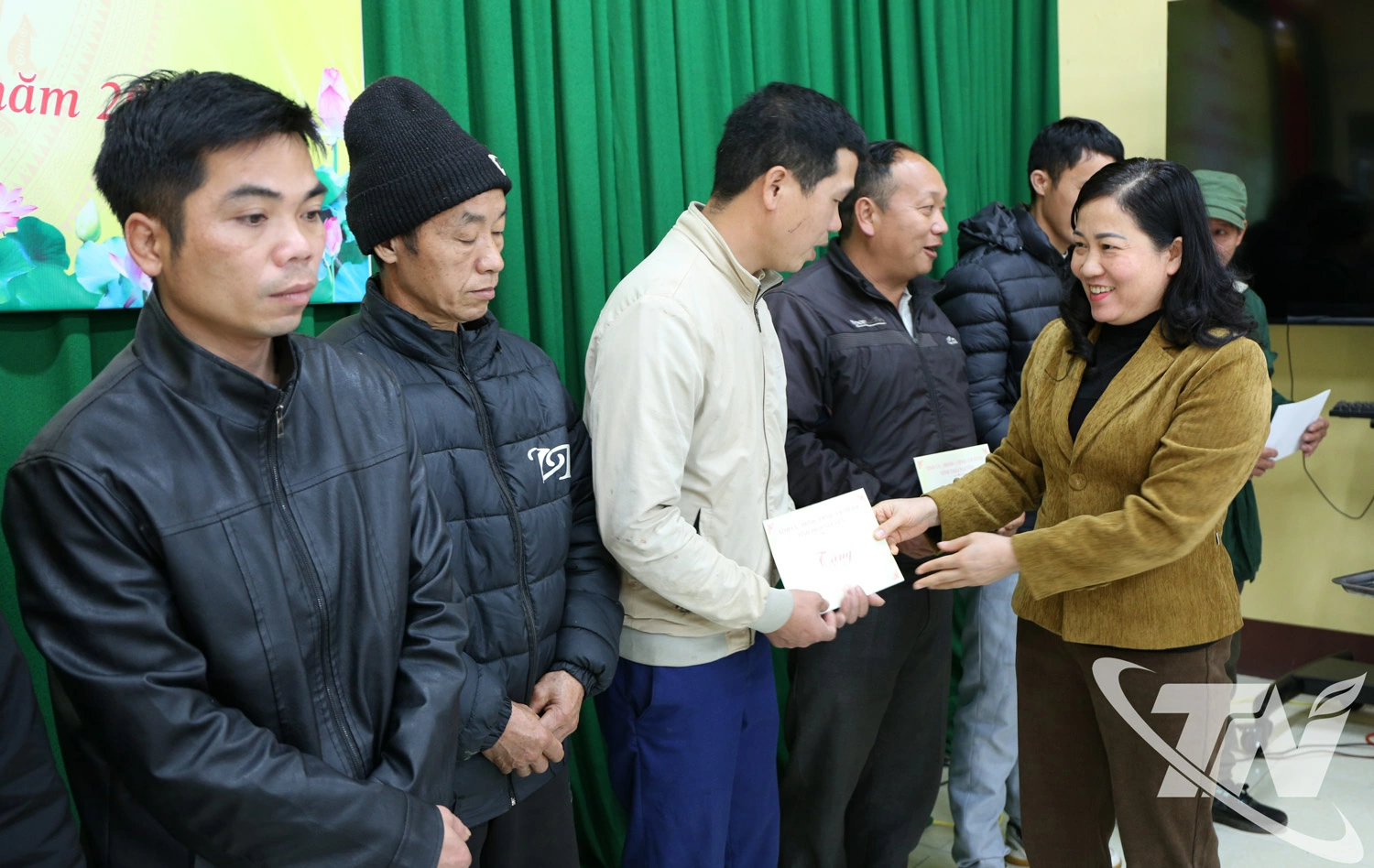 Đồng chí Đỗ Thị Minh Hoa, Ủy viên Ban Thường vụ, Trưởng Ban Tuyên giáo và Dân vận Tỉnh ủy trao quà cho các gia đình.